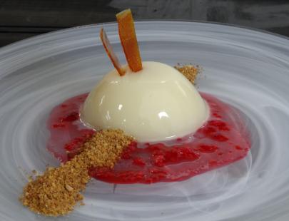 Panna Cotta de Coco, con Salsa de Frambuesas