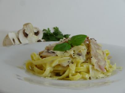 Tagliatelle Fresco con Salsa Carbonara con Champiñones y Pollo Braseado