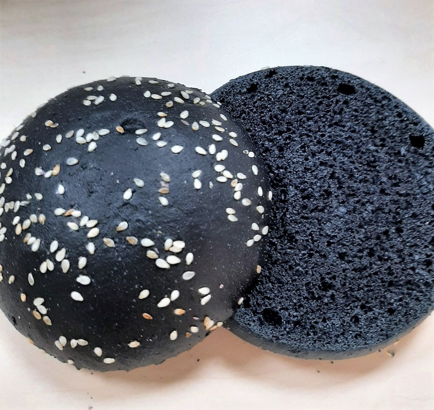     Pan Hamburguesa negro al carbón 70 Gr-10,5 cm. Pre-cortado